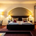 Donatus 4*