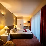 Donatus 4*